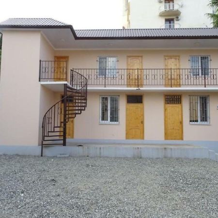 Inn Mroyal Сухуми Екстериор снимка