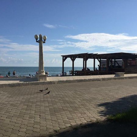 Inn Mroyal Сухуми Екстериор снимка