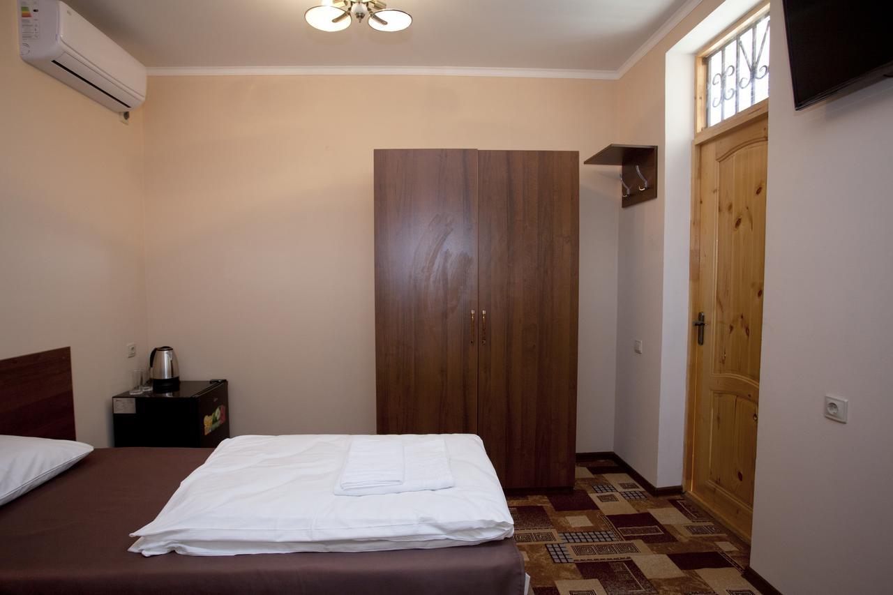 Inn Mroyal Сухуми Екстериор снимка