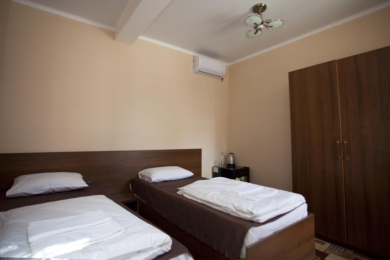 Inn Mroyal Сухуми Екстериор снимка