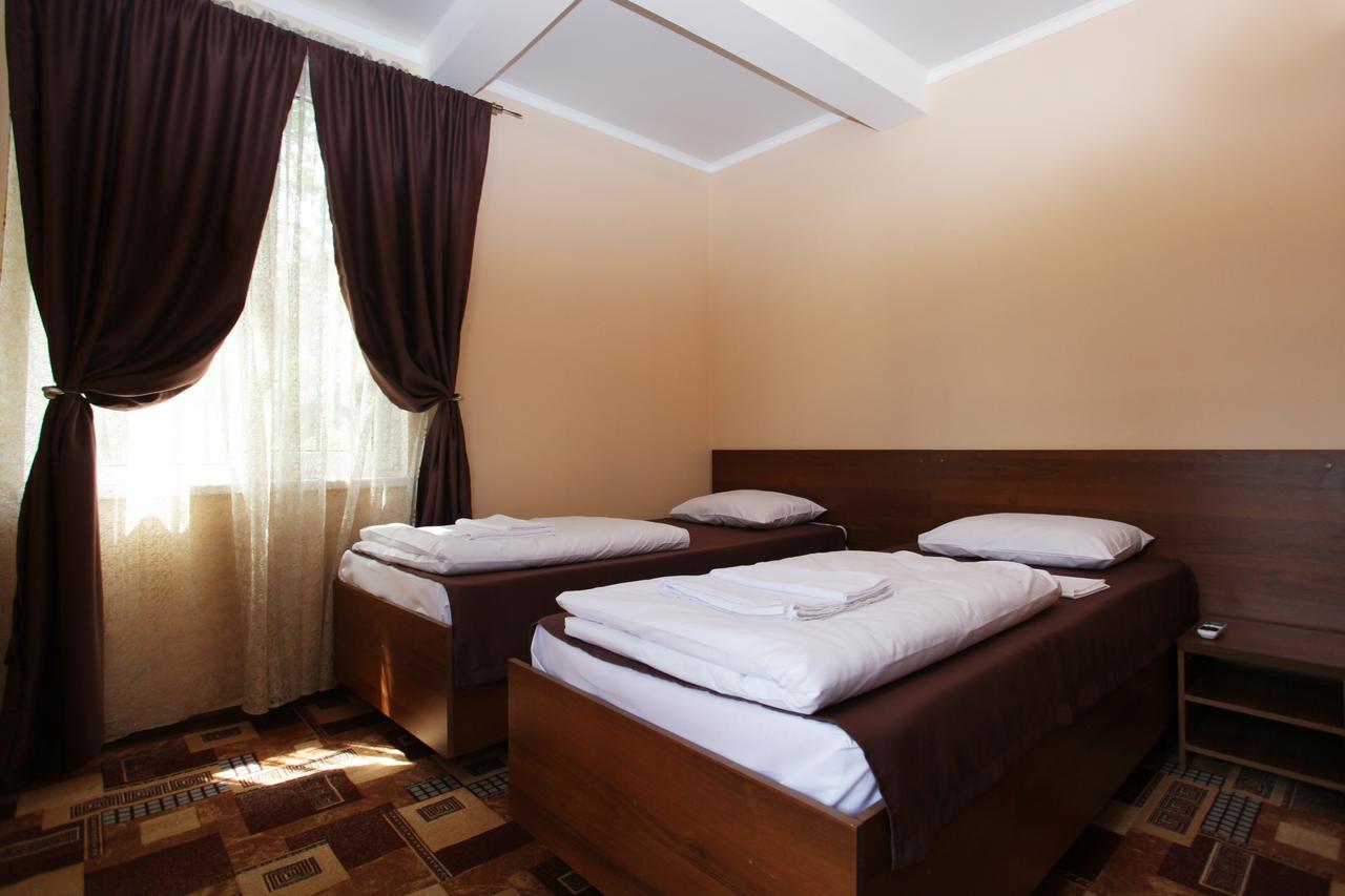 Inn Mroyal Сухуми Екстериор снимка