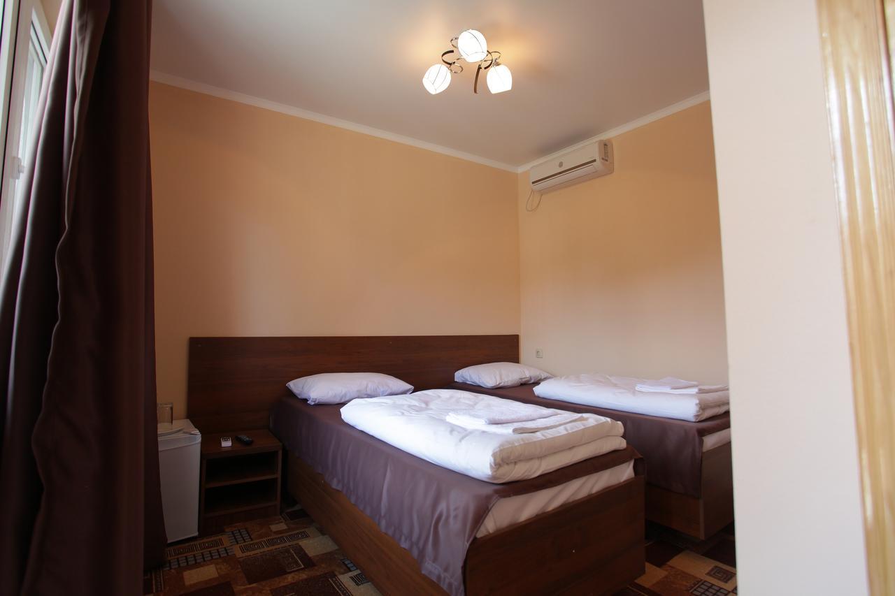 Inn Mroyal Сухуми Екстериор снимка