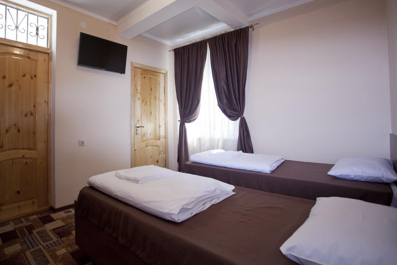 Inn Mroyal Сухуми Екстериор снимка