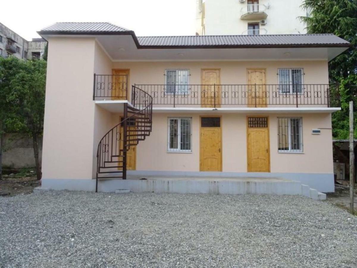 Inn Mroyal Сухуми Екстериор снимка